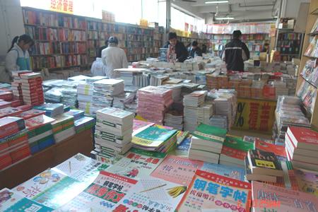 正阳步行街往东100米,是桂林市唯一一家批发,零售图书,软件的专业市场